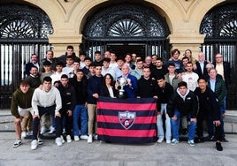 Jugadores, cuerpo técnico y directiva del Arenas posa con la alcaldesa de Getxo, Amaia Agirre, frente a la entrada al Ayuntamiento.