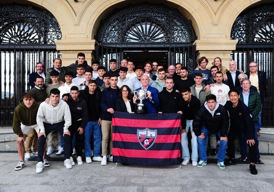 Jugadores, cuerpo técnico y directiva del Arenas posa con la alcaldesa de Getxo, Amaia Agirre, frente a la entrada al Ayuntamiento.