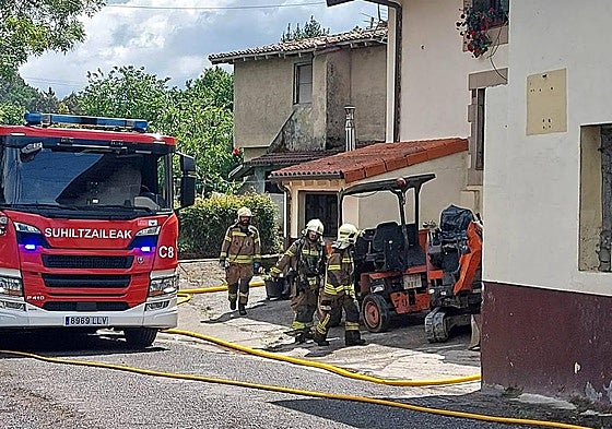 Investigan la muerte de un hombre septuagenario en el incendio de un caserío de Mungia