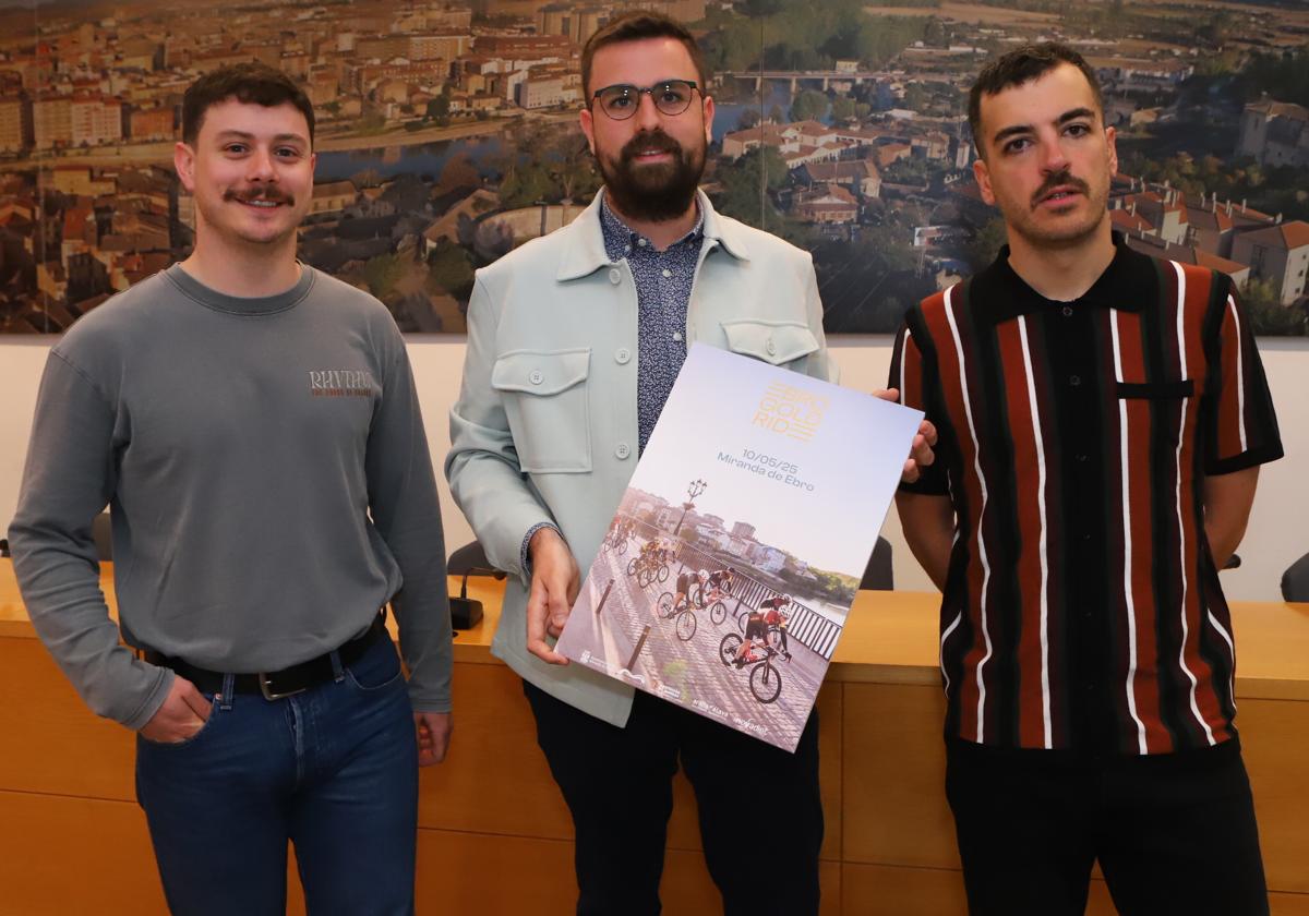 Imanol Serrano, el primer Teniente de Alcalde Pablo Gómez y Roberto Cortázar.