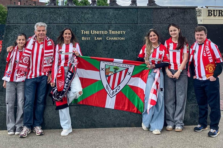 Karlos Gordobil, su hija Flavie, Lorea Hopwood, Idoia y Ainhoa Gómez y Damian Dommet, ayer ante el estadio de Old Trafford.