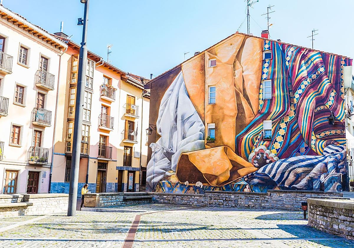 El mural de la plaza de la Burullería, uno de los más conocidos de Vitoria.