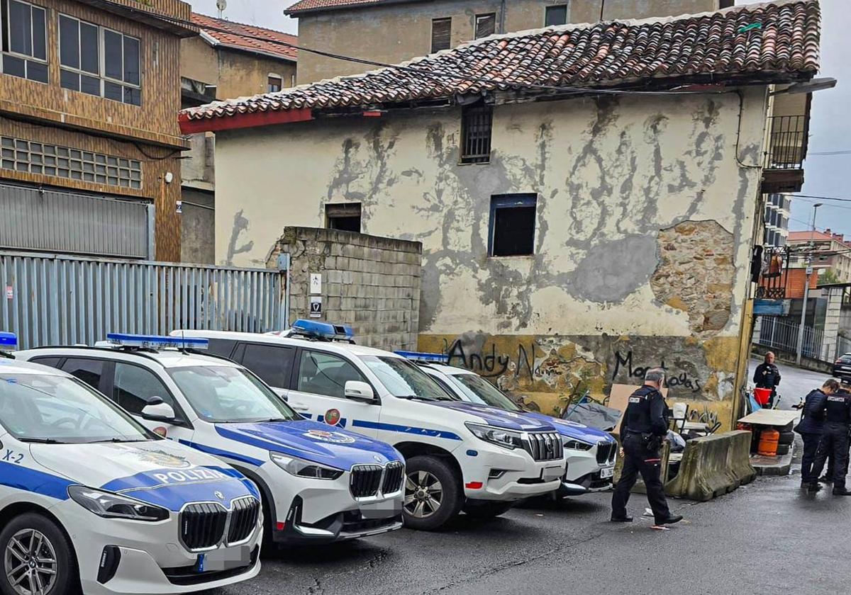 Desalojan una casa okupada en Barakaldo tras más de una década de denuncias