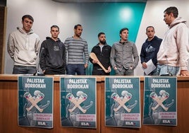 Parte del colectivo de palistas antes de comenzar la rueda de prensa en la sede del sindicato ELA.
