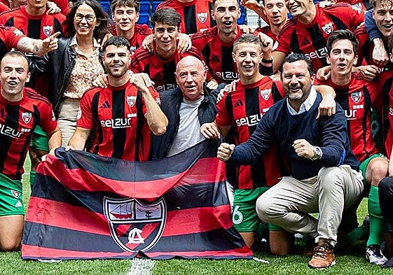 Gorka Zurinaga, presidente del Arenas, celebra con su equipo el ascenso.