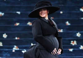 Rihanna luce embarazo en la alfombra roja de la Met Gala 2025.