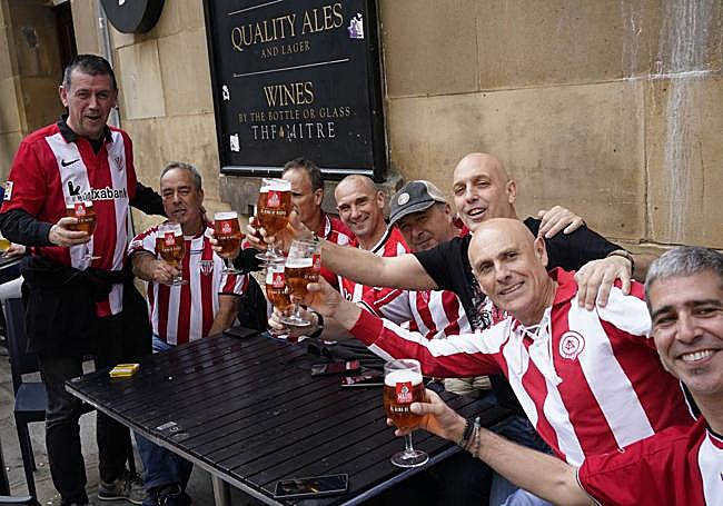 Varios aficionados disfrutan de unas cervezas.