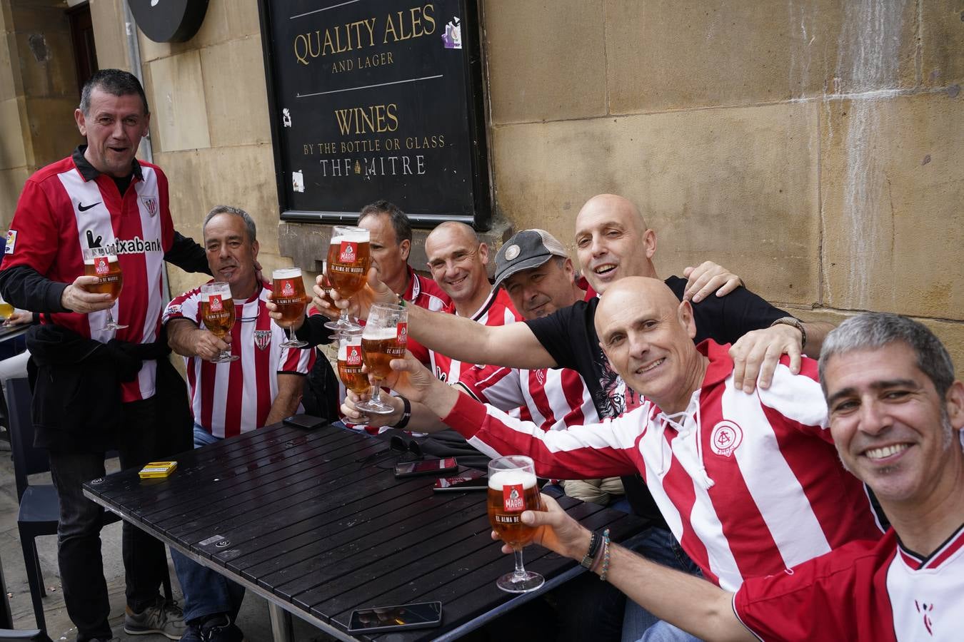 La afición del Athletic comienza a tomar las calles de Manchester