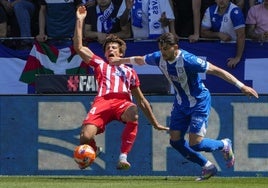 Facundo Garcés deja atrás a Le Normand en el Alavés-Atlético.
