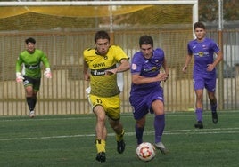 Mikel Zatón y un jugador del San Viator en carrera.