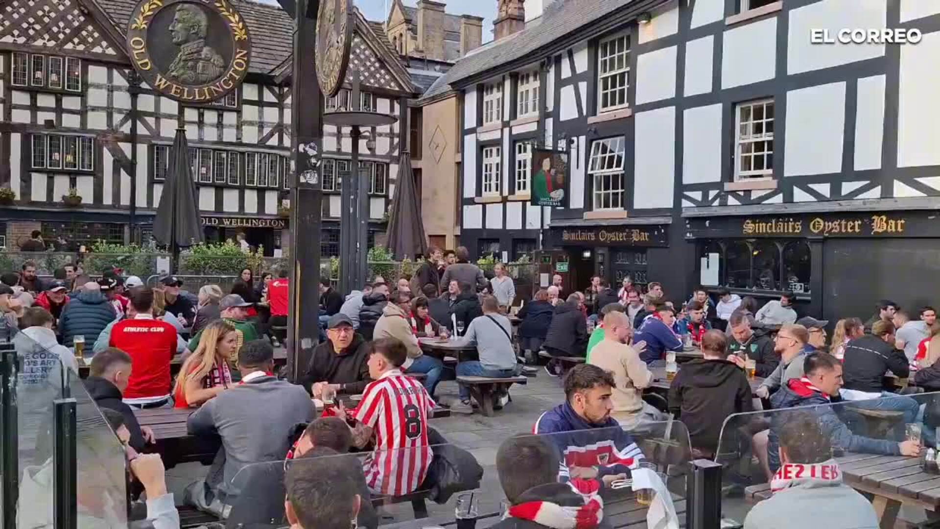 Ambiente rojiblanco en la Shambles Square, el punto de encuentro del Athletic en Manchester