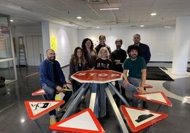 El mediador del proyecto, Mawa Ordúñez; los artistas, Cristina Souto, Estela Miguel y Adrián Castañeda; la alcaldesa de Amorebieta, Ainhoa Salterain; los impulsores de Eremuak, Olatz Otalora y Raul Domínguez, y el impulsor de Harriak, Oier Iruroretagoiena.