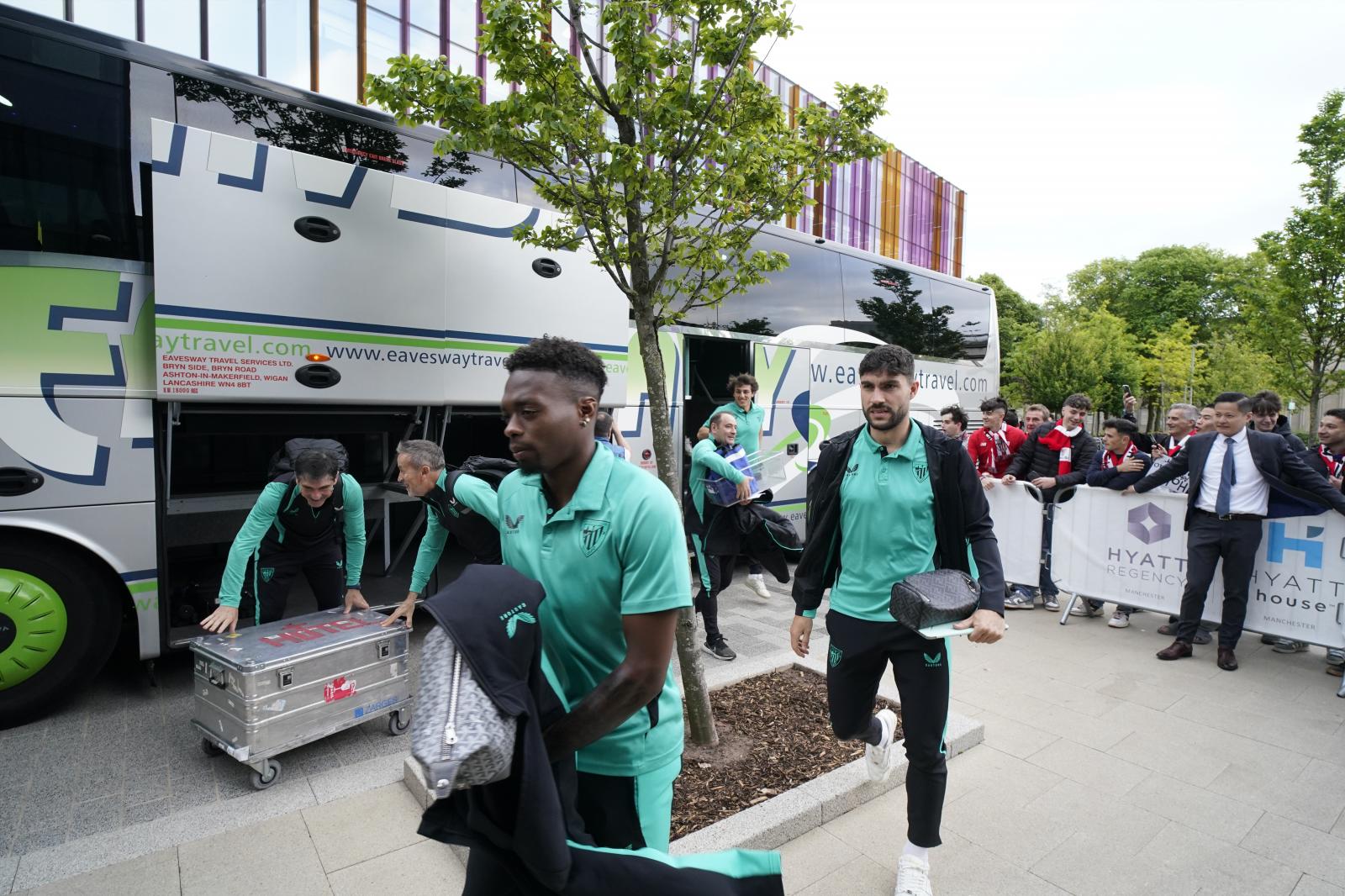 La afición del Athletic comienza a tomar las calles de Manchester