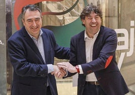 Aitor Esteban y Eneko Andueza posan sonrientes este miércoles en Sabin Etxea antes de reunirse.