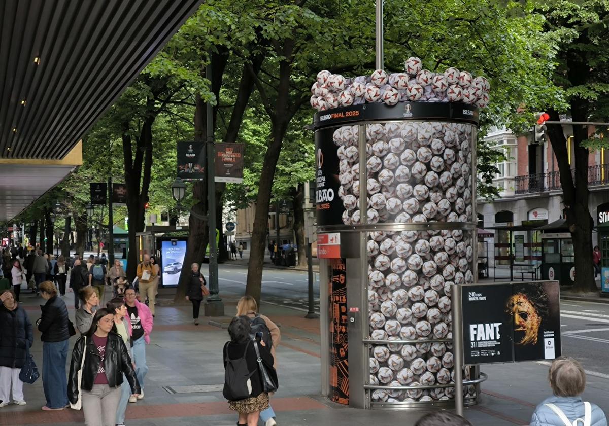 La llamativa campaña de la UEFA con la que ha amanecido el metro