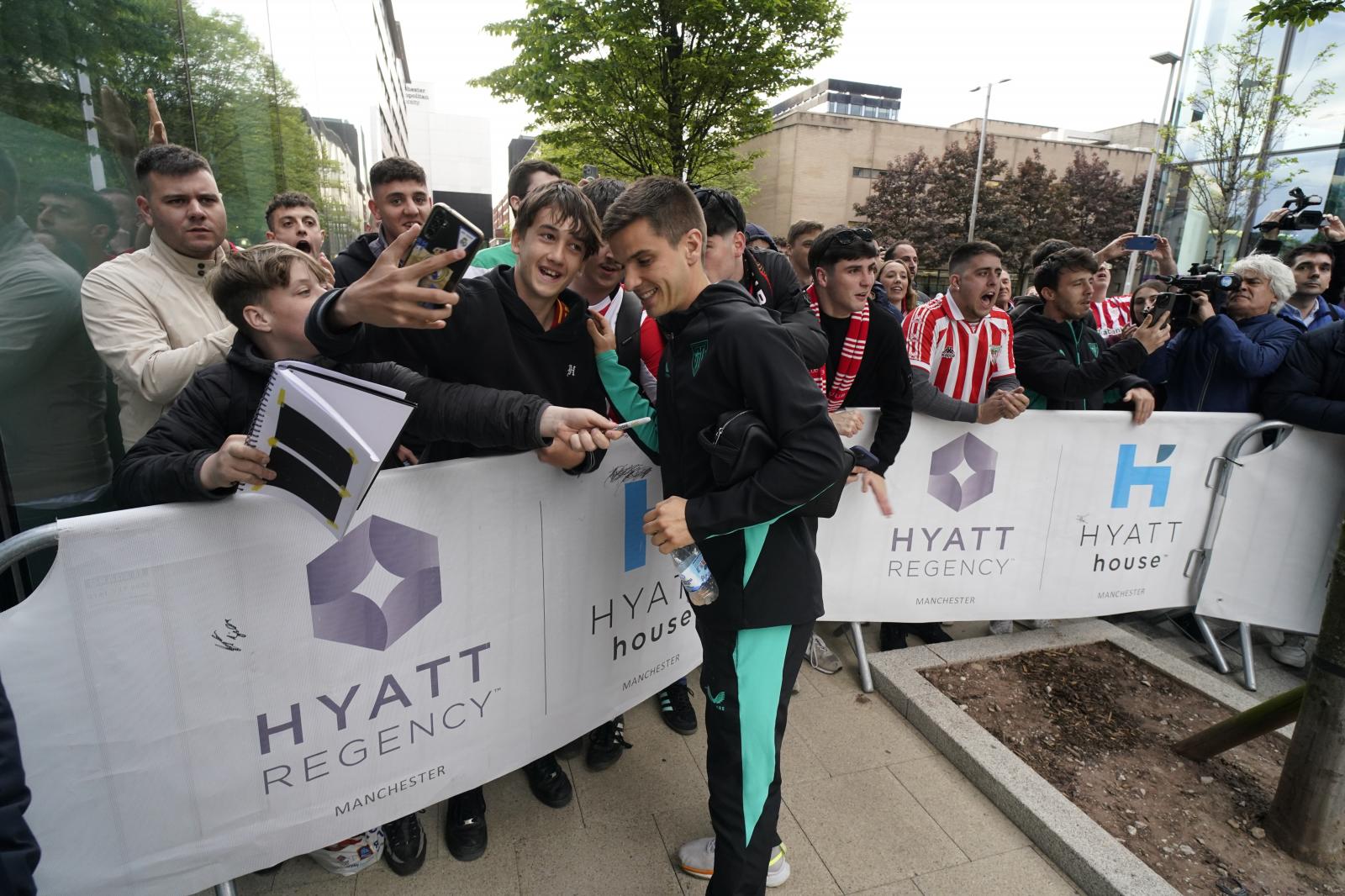 La afición del Athletic comienza a tomar las calles de Manchester