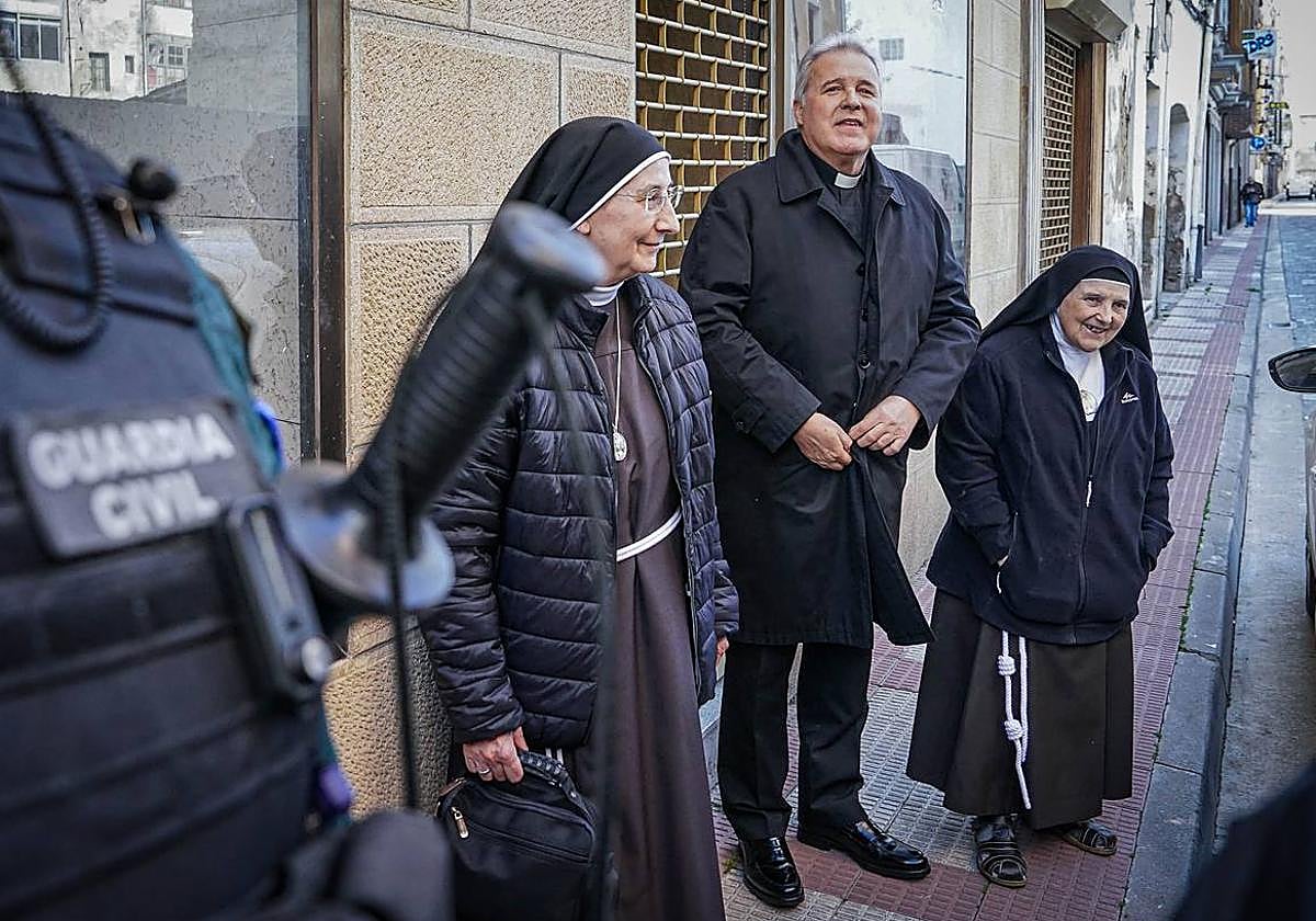 Iceta, junto con las monjas, a su llegada al Juzgado de Briviesca.