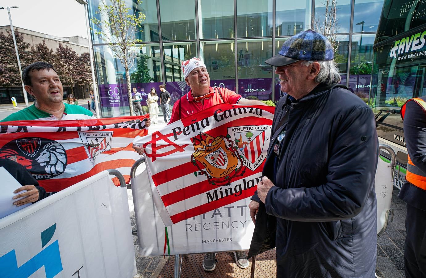 La afición del Athletic comienza a tomar las calles de Manchester