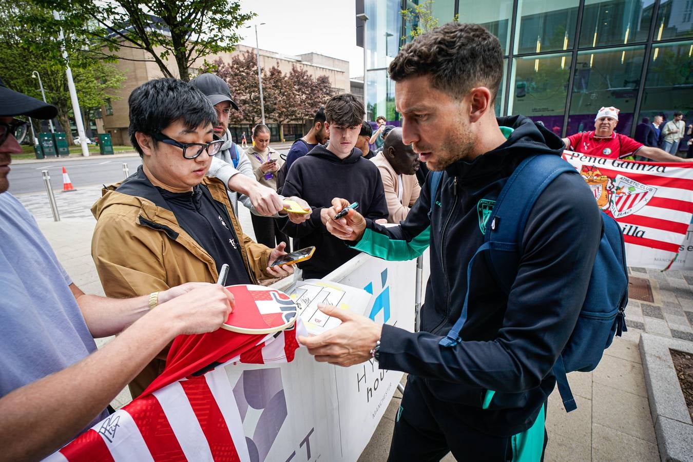 La afición del Athletic comienza a tomar las calles de Manchester