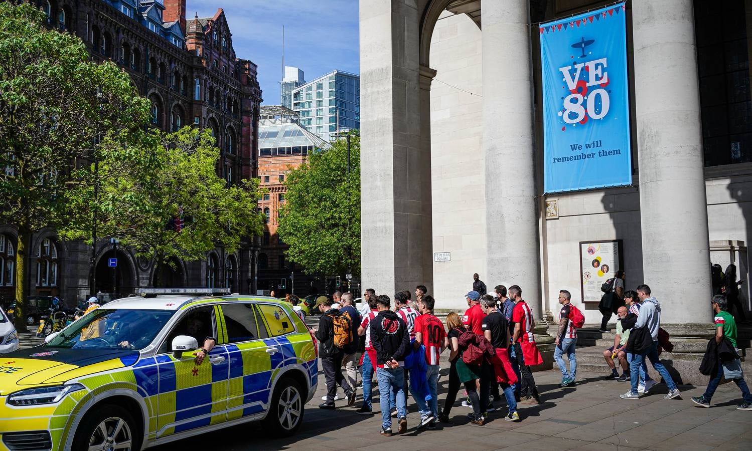 La afición del Athletic comienza a tomar las calles de Manchester
