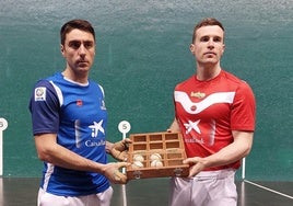 Peio Etxeberria y Artola, con las cuatro pelotas seleccionadas en Eibar.