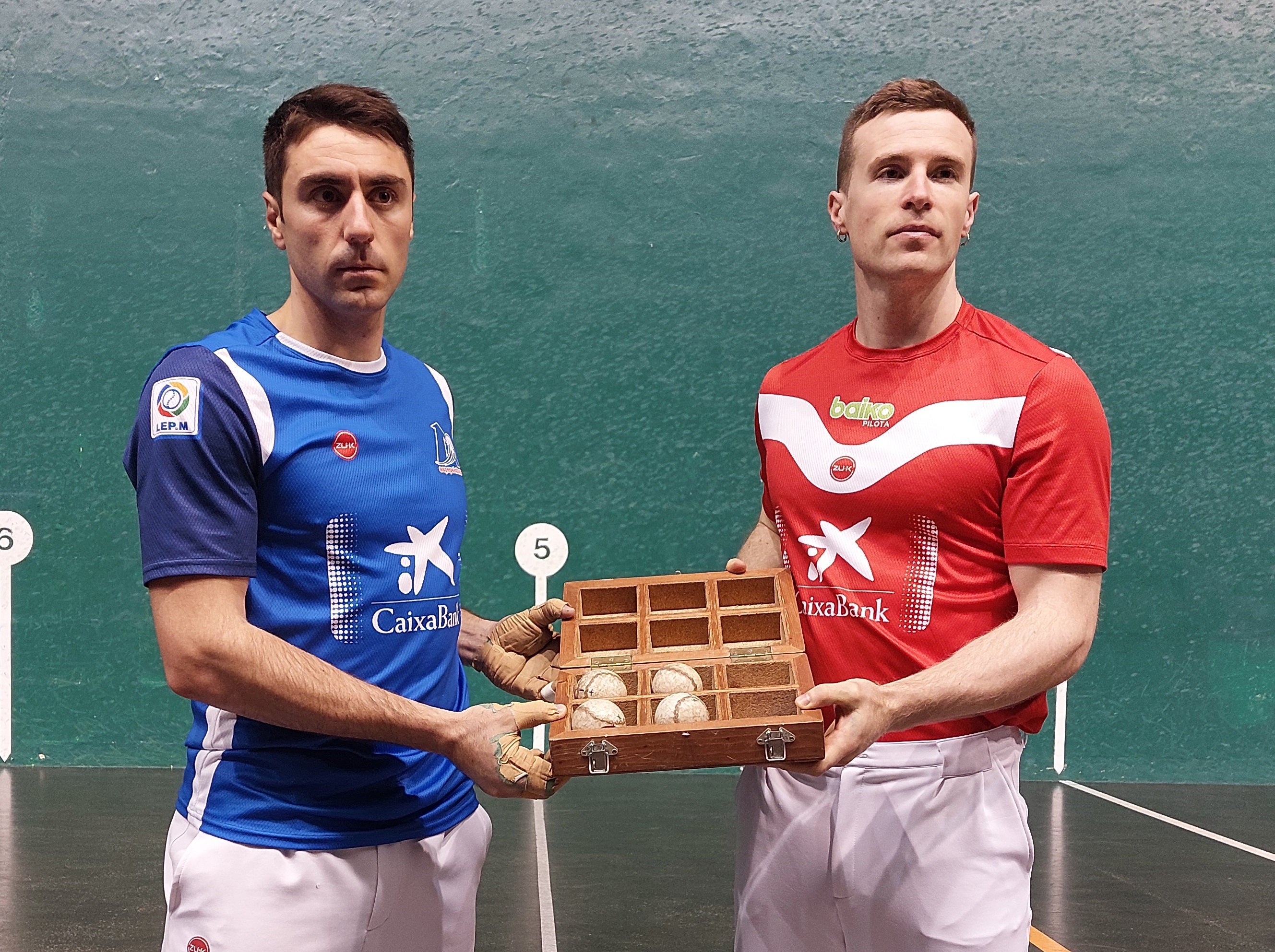 Artola y Peio Etxeberria, a gusto con el material para el decisivo partido de Eibar