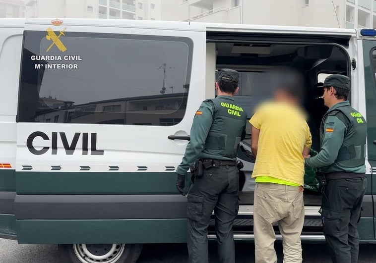 Agentes de la Guardia Civil, con uno de los detenidos en la operación.