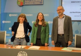 Begoña Pedrosa, Hezkuntza sailburua; Lucía Torrealday, sailburuordea; eta Josu Solabarrieta, ISEI-IVEIko zuzendaria.