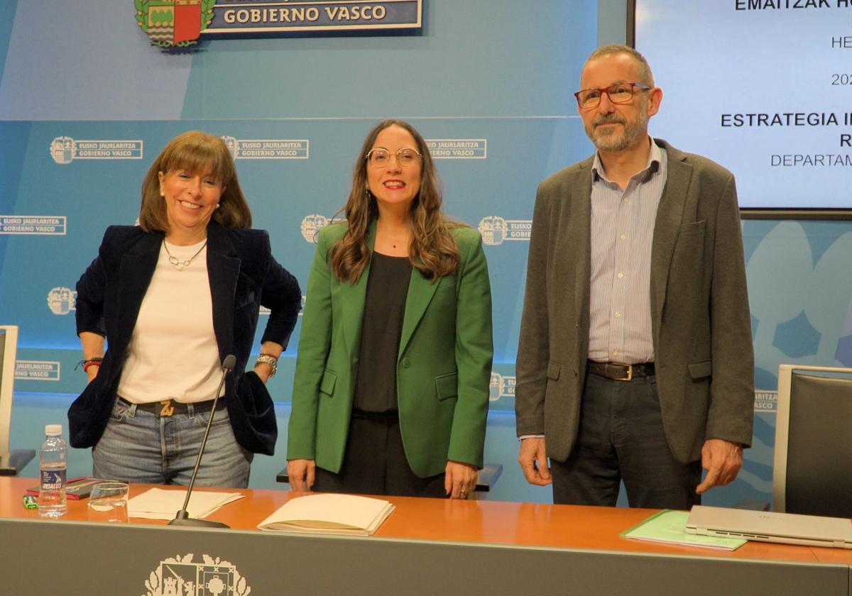 Begoña Pedrosa, Hezkuntza sailburua; Lucía Torrealday, sailburuordea; eta Josu Solabarrieta, ISEI-IVEIko zuzendaria.