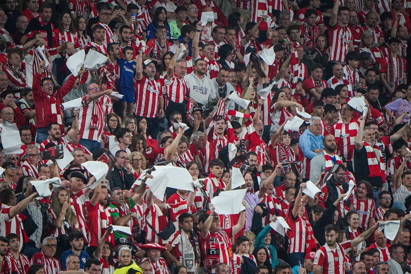 Aficionados protestan por una decisión arbitral en el partido contra el Manchester en San Mamés.