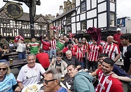 La afición toma el centro de Manchester.