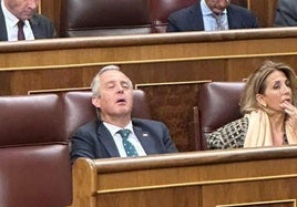 Un diputado de Vox se queda profundamente dormido en el Congreso mientras Pedro Sánchez habla sobre el apagón