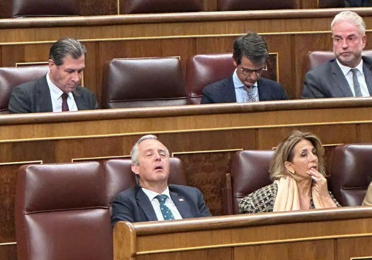 Un diputado de Vox se queda profundamente dormido en el Congreso mientras Pedro Sánchez habla sobre el apagón