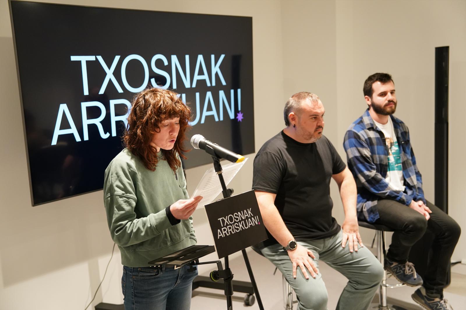 Portavoces de Bilboko Konpartsak han comparecido acompañados de comparseros de Vitoria y San Sebastián.