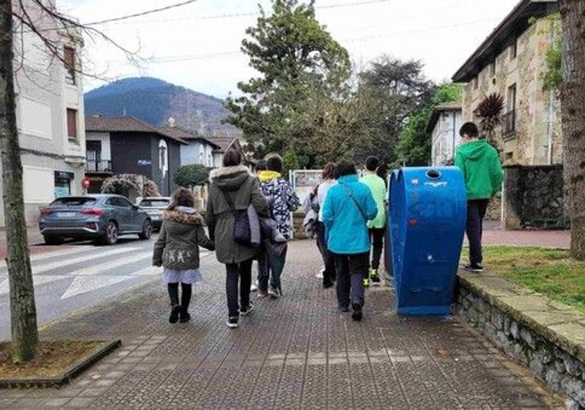 Un grupo de personas camina por Arrigorriaga