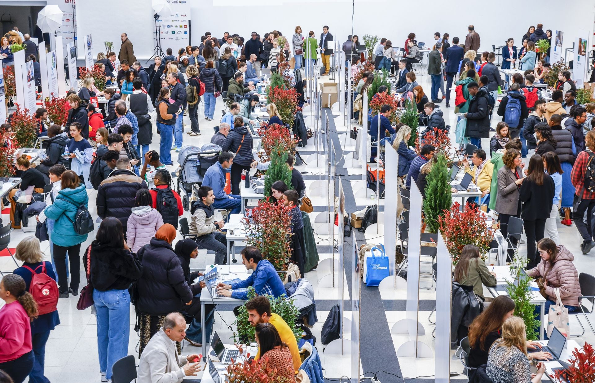 Las empresas doblan la puja por el talento alavés y ofertan 900 empleos en la feria Empleo Gune