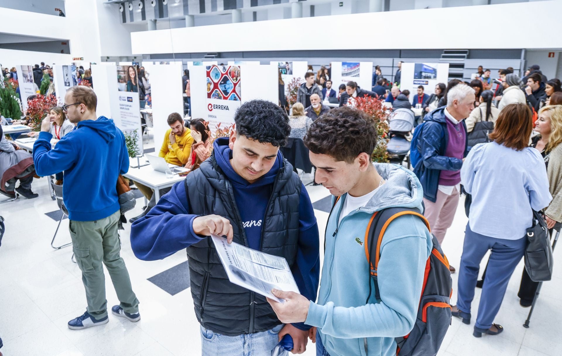 Las empresas doblan la puja por el talento alavés y ofertan 900 empleos en la feria Empleo Gune