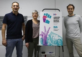 El secretario general de ELA Mitxel Lakuntza, Amaia Muñoa, secretaria general adjunta, e Iván Giménez, responsable de comunicación, en la presentación del 16º Congreso.