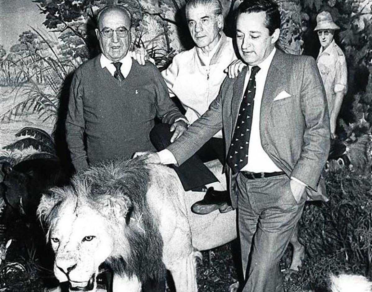 Juan Arregui, Piru Gainza y Pedro Aurtenetxe, con el león.