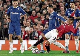 Casemiro trata de robar el balón a Berenguer en presencia de Prados y Yuri.