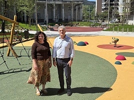 La alcaldesa, Ainhoa Salterain, y el concejal jeltzale de Urbanismo, Anartz Gandiaga, junto a la plaza.