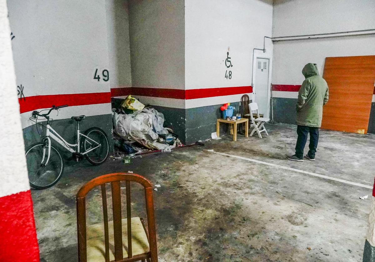 Objetos y basura tirados junto a uno de los trasteros ocupados