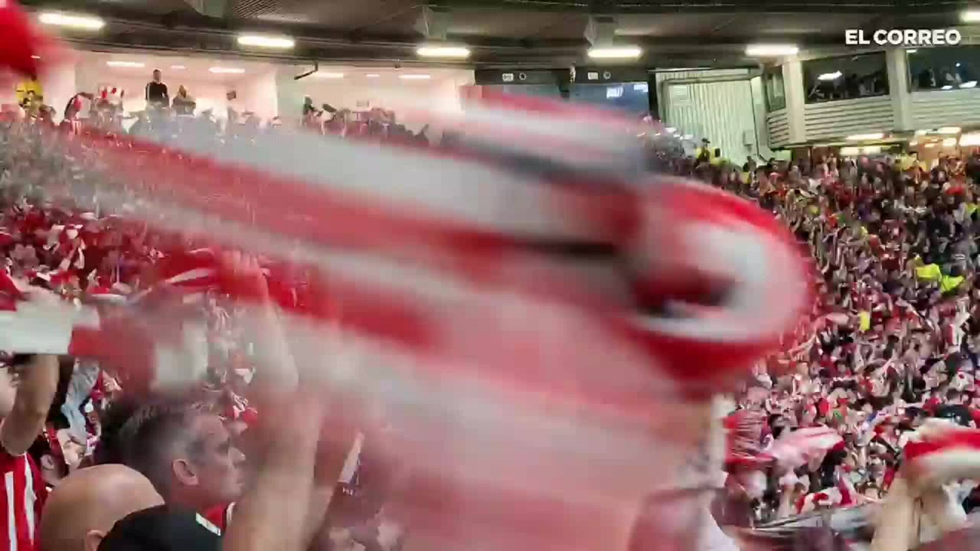 La afición del Athletic sigue animando pese al marcador