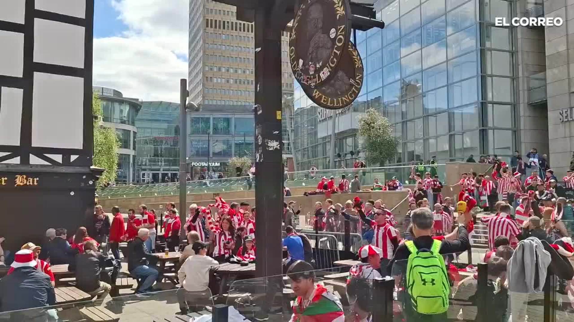 La afición se empieza a animar en Shambles Square al ritmo del famoso Athletic de Iker Muniain