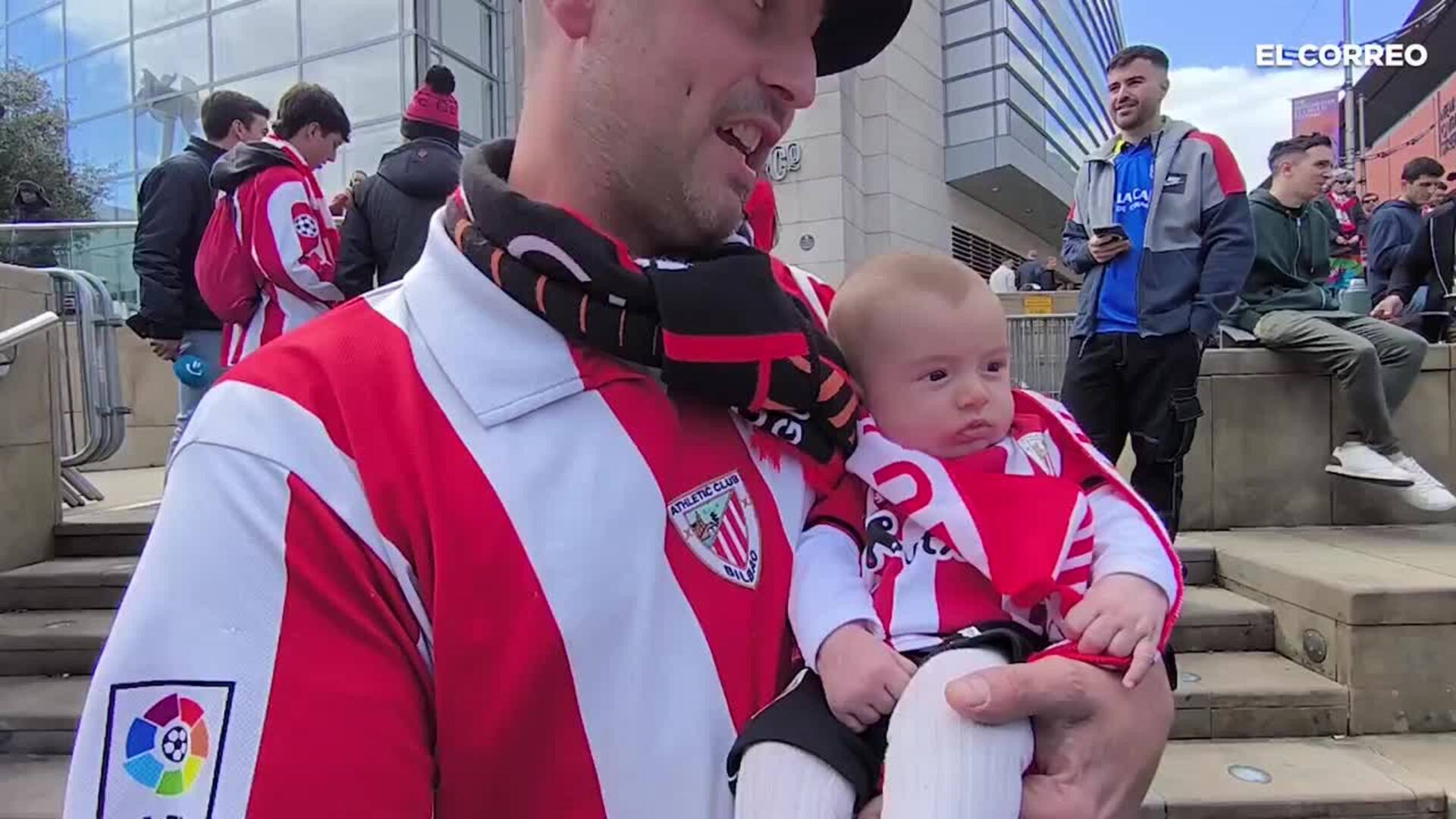 Un bebé de tres meses, el hincha más joven del Athletic en Manchester