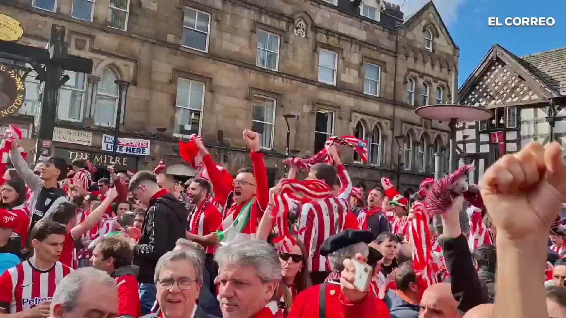 No decaen los ánimos en Manchester: la afición sigue animando al Athletic