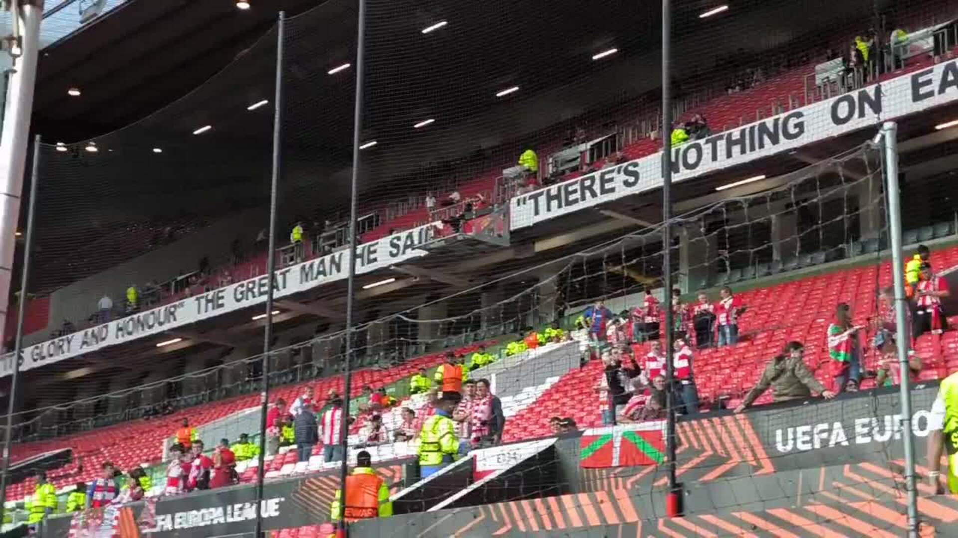 Los hinchas del Athletic en Old Trafford animan a Raúl García, comentarista del partido