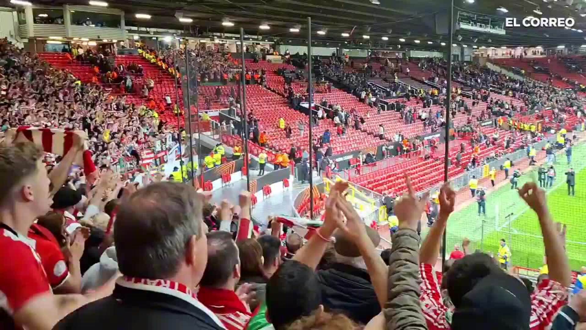Iribar se acerca a la grada del Athletic en Old Trafford para agradecer el apoyo