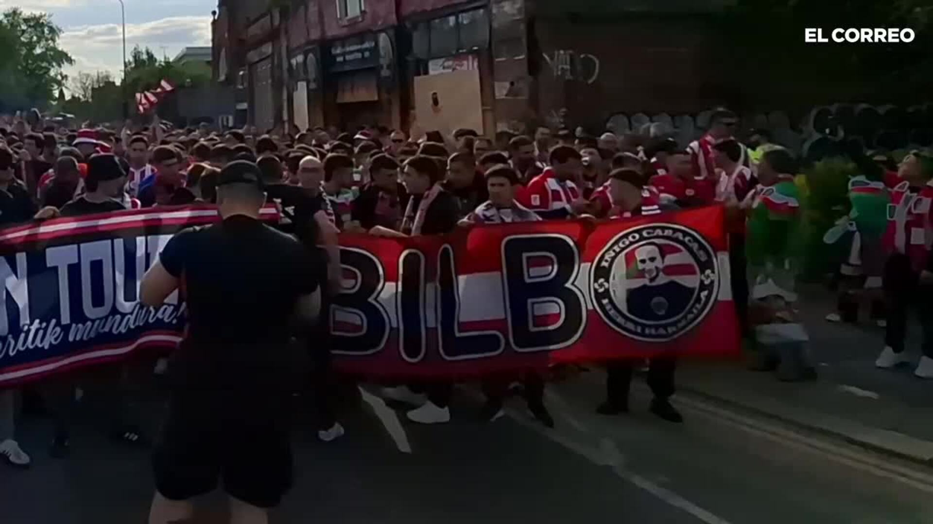 Así es la kalejira de la afición del Athletic hasta Old Trafford