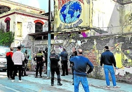 Agentes de la Policía Local y la Ertzaintza esperan a que salgan los ocupantes después de haberlos identificado.